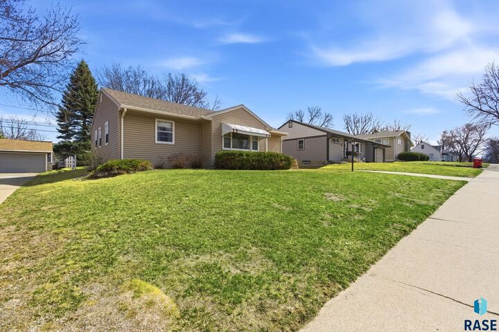 Property Photo:  1108 S Willow Ave  SD 57105 