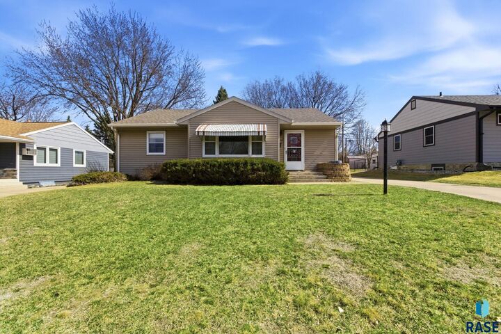 Property Photo: 1108 S Willow Ave SD 57105