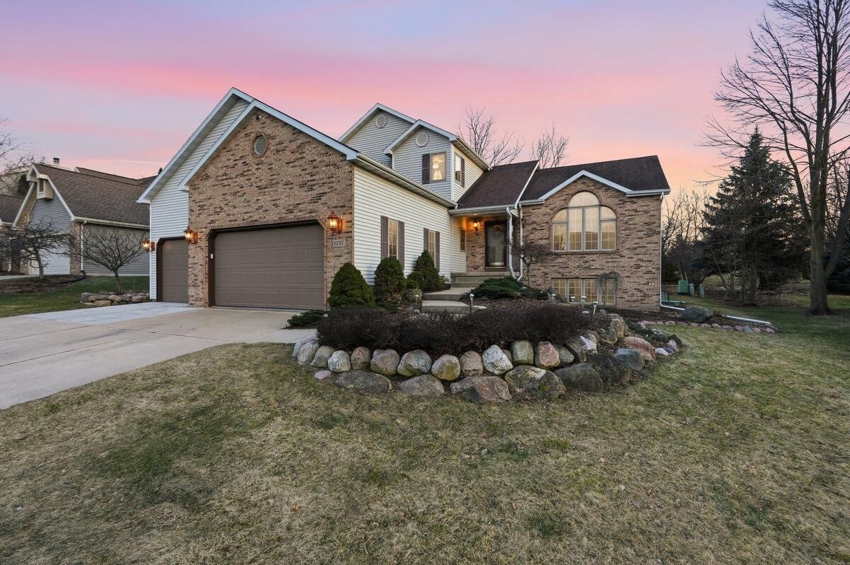 Property Photo:  1237 Mockingbird Lane  WI 53590 