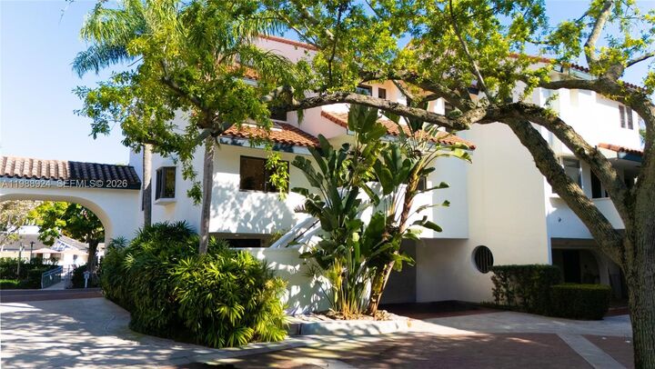 Property Photo: 2000 S Bayshore Dr 24 FL 33133