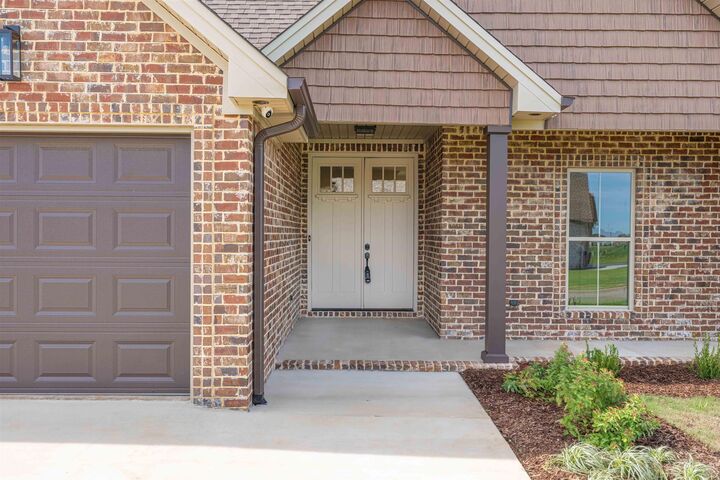 Property Photo:  182 Wynchase Dr  AL 35661 - MUSCLE S 