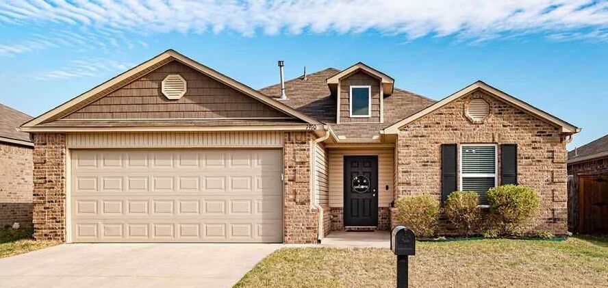 Property Photo: 1910 E Franklin Avenue OK 74075