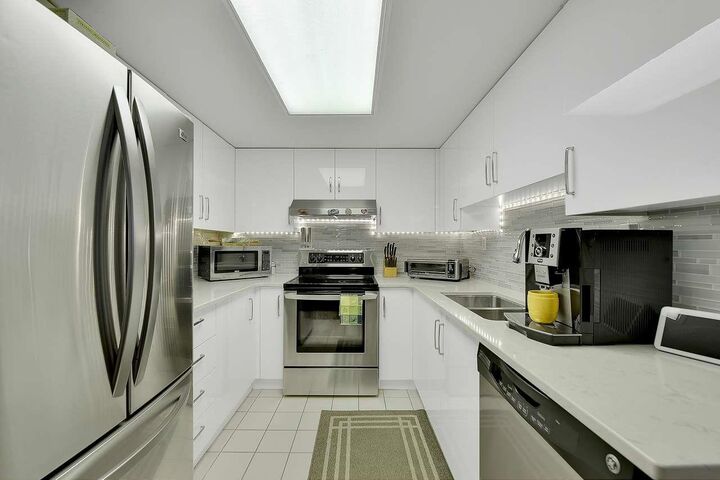 Property Photo: 10082 148 Street 1408 BC V3R 0S3