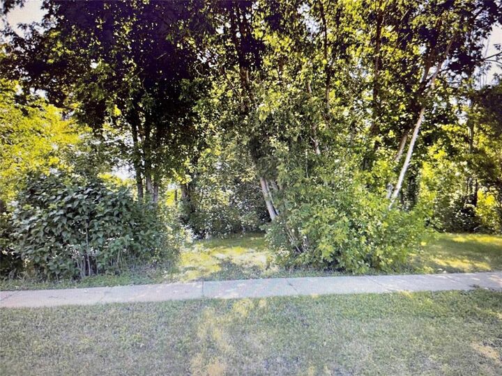 220 Simcoe Street — photo 1