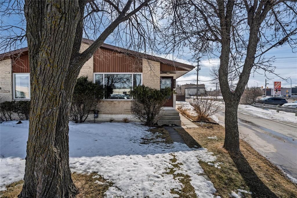 Property Photo: 426 Beliveau Road East MB R2M 1T5