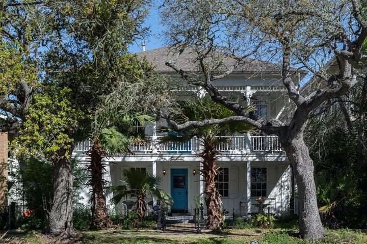 Property Photo:  2622 Ursuline Street  TX 77550 