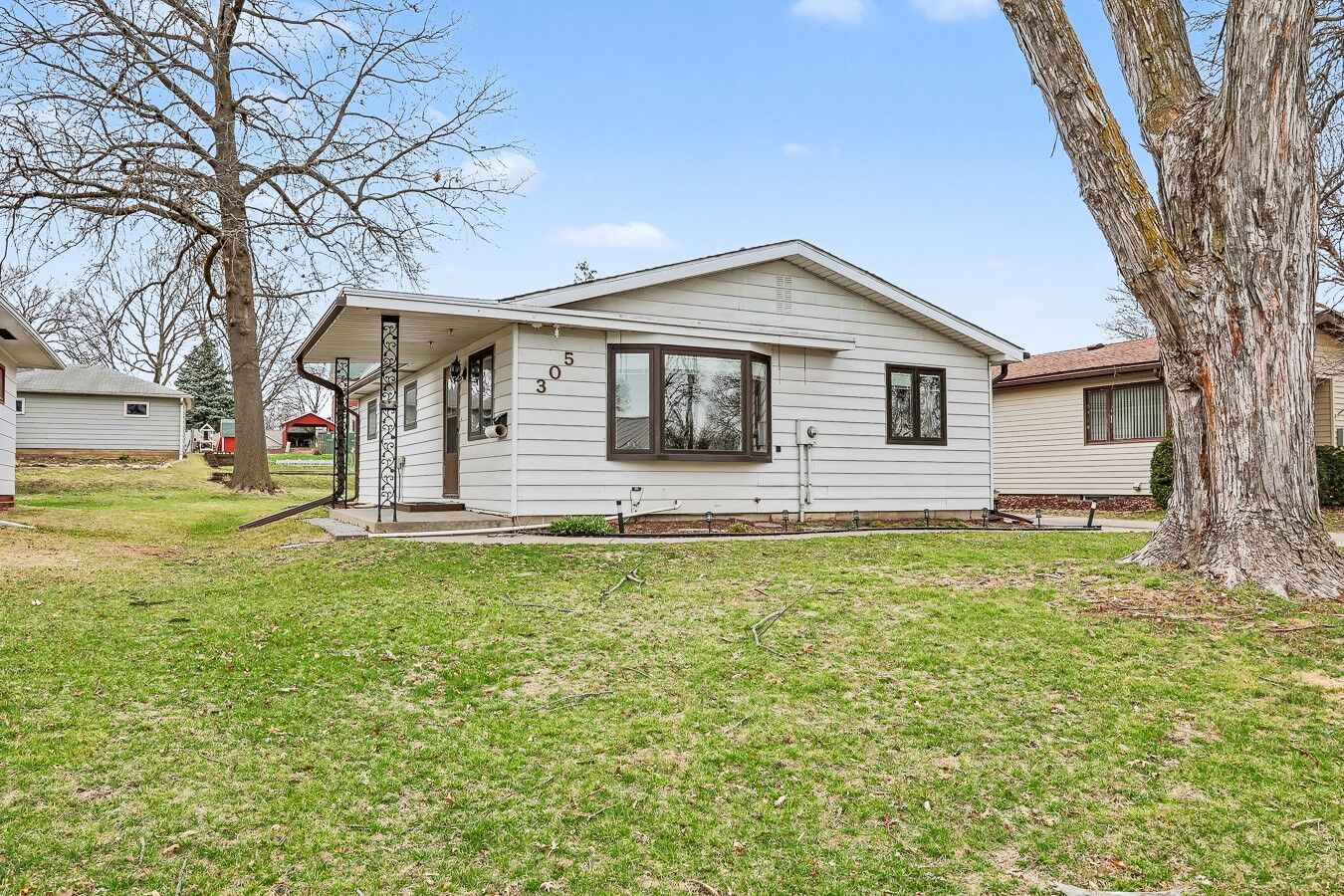 Property Photo:  305 E 2nd Street  IA 50219 