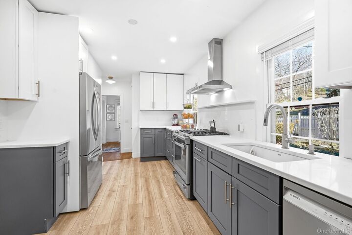 Property Photo:  6 Circle Drive  NY 10706 