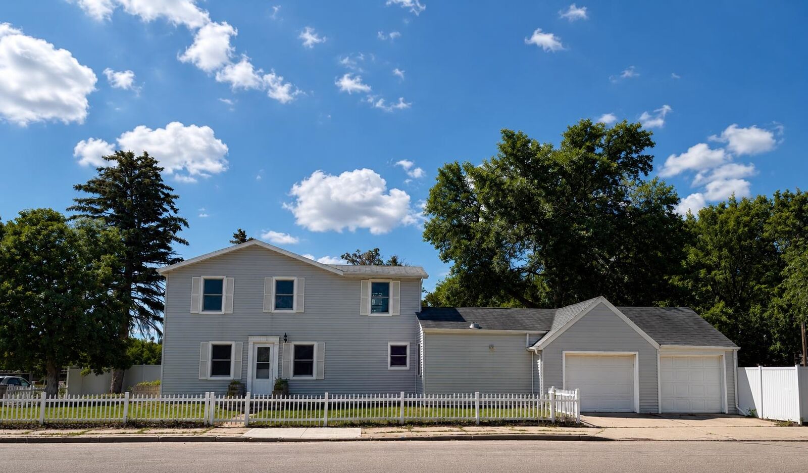 Property Photo:  200 SW 11th St  ND 58701 
