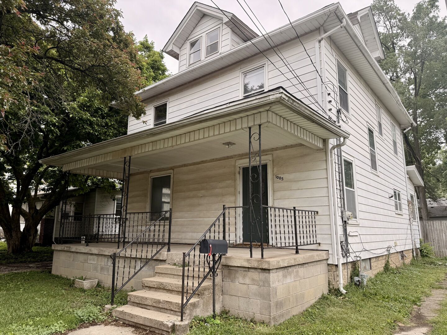 Property Photo:  1005 E Main Street  IL 61727 