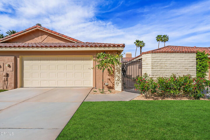 Property Photo:  250 Calle Del Verano  CA 92260 