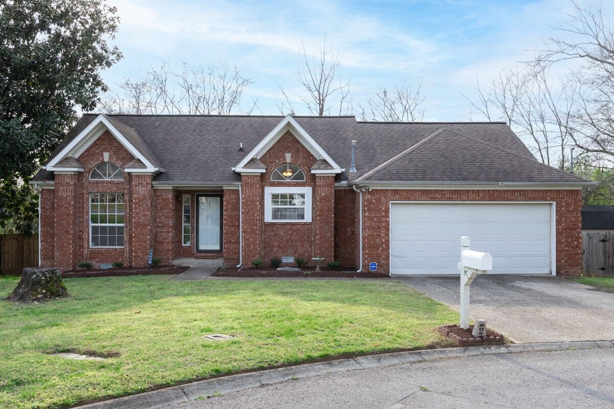 Property Photo: 605 Pebblestone Ct TN 37138