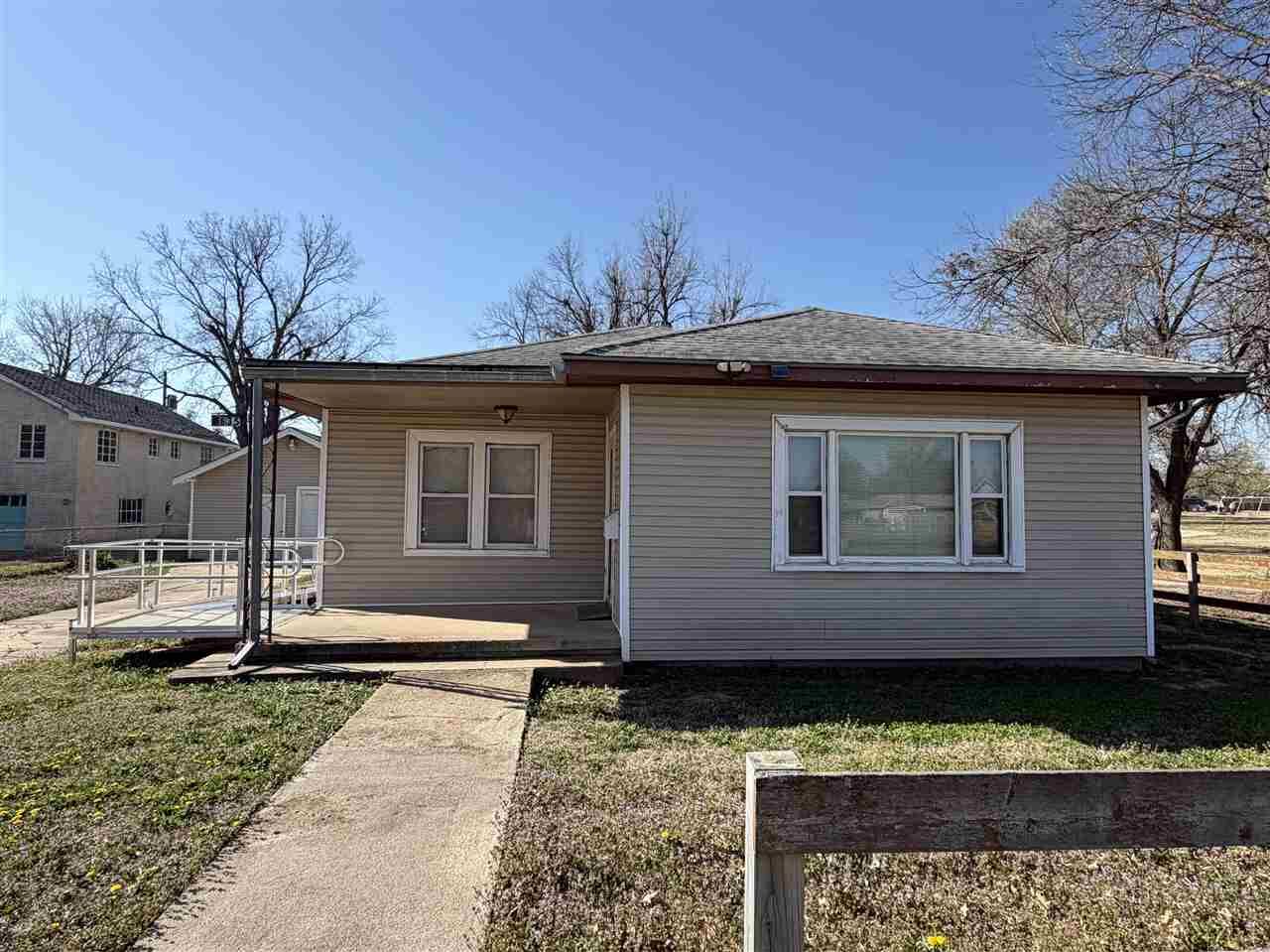 Property Photo:  635 E Bridge Ave  OK 74631 