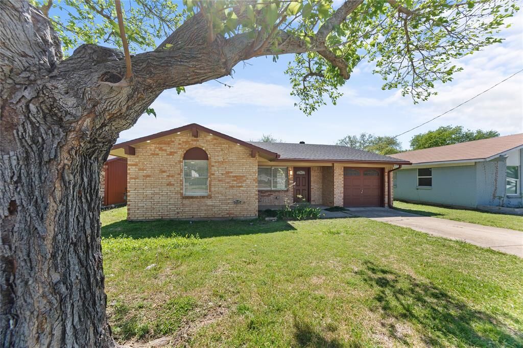 Property Photo:  1821 Armstead Avenue  TX 75051 