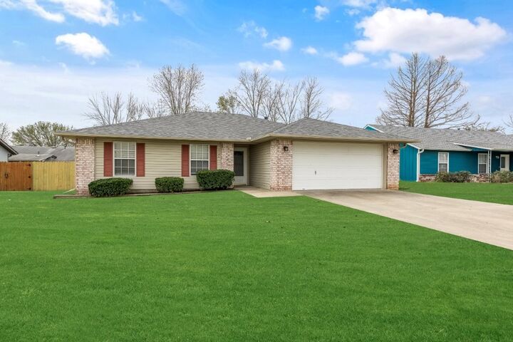 Property Photo:  2704 W Easy Street  AR 72756 