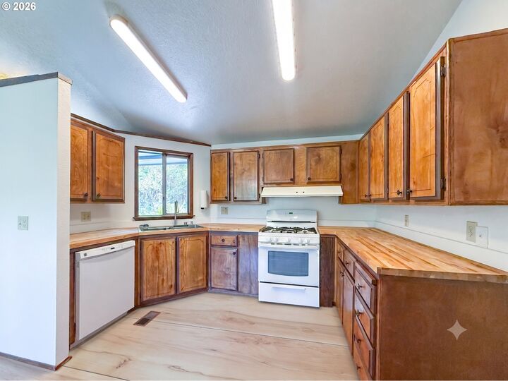 Property Photo: 96134 Foxglove Way OR 97415