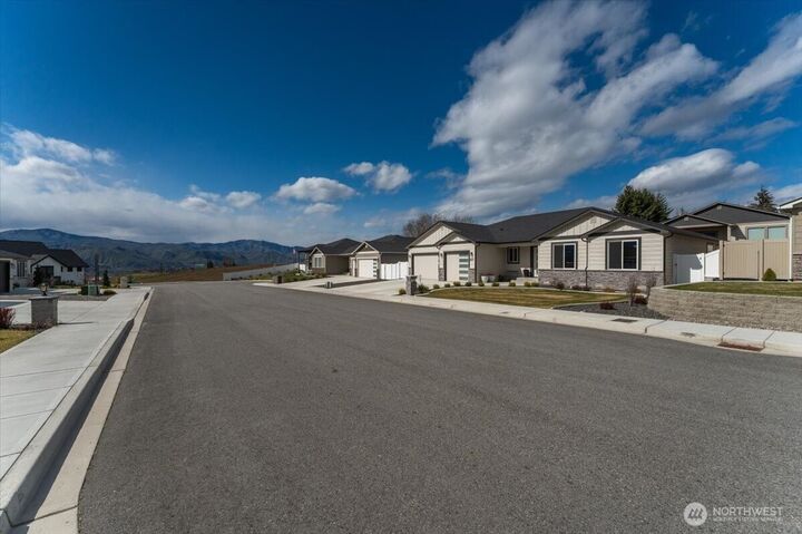 Property Photo:  2637  Patriot Way SE  WA 98802 