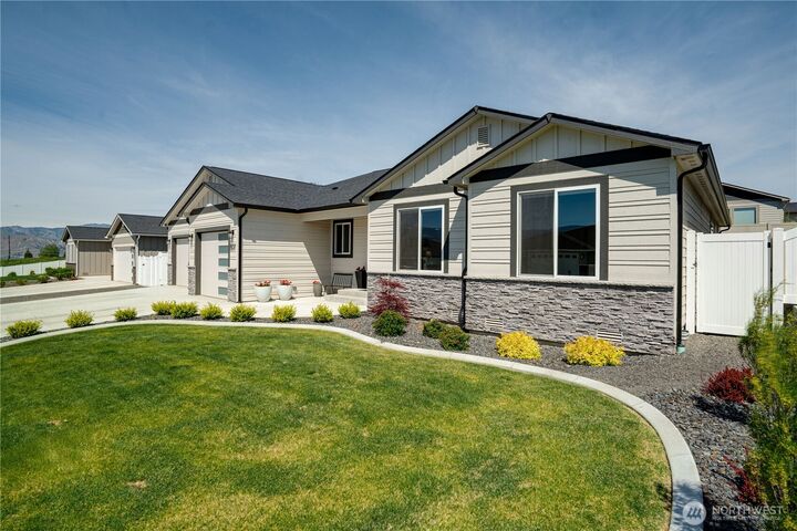 Property Photo: 2637 Patriot Way SE WA 98802