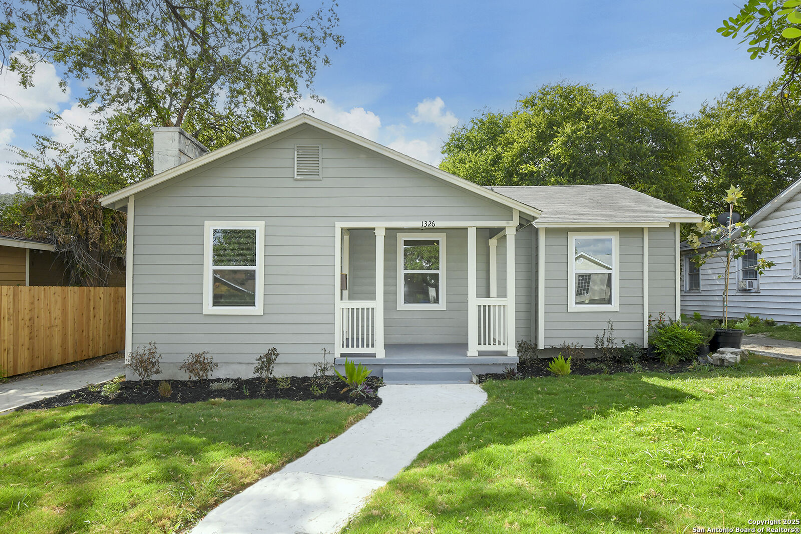 Property Photo: 1326 W Lynwood TX 78201