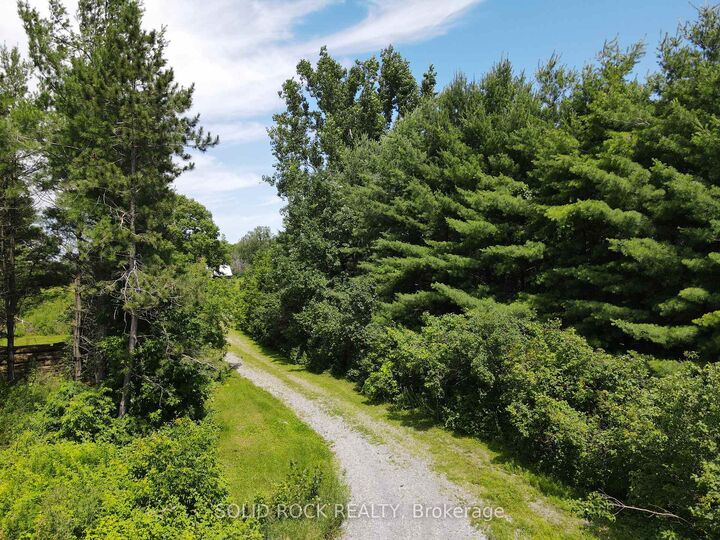 Property Photo:  202 Highfield Crescent  ON K7C 3P2 