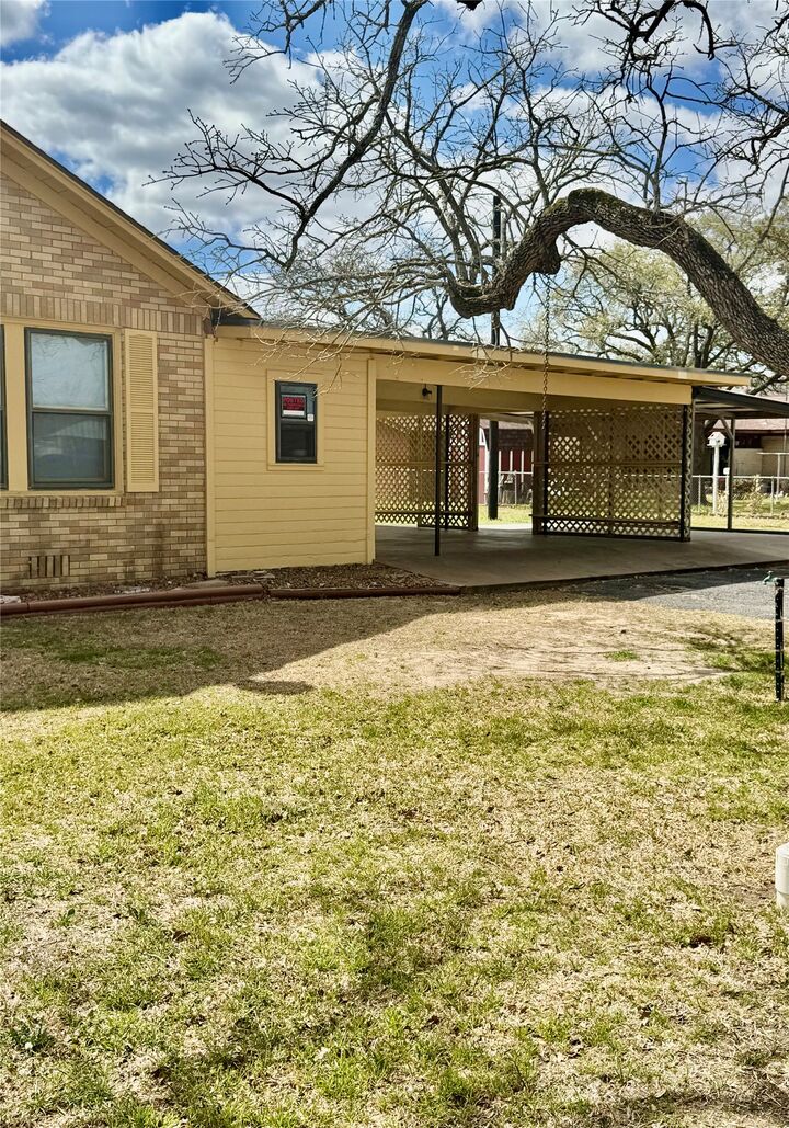 Property Photo: 589 N Chambers Street TX 78942