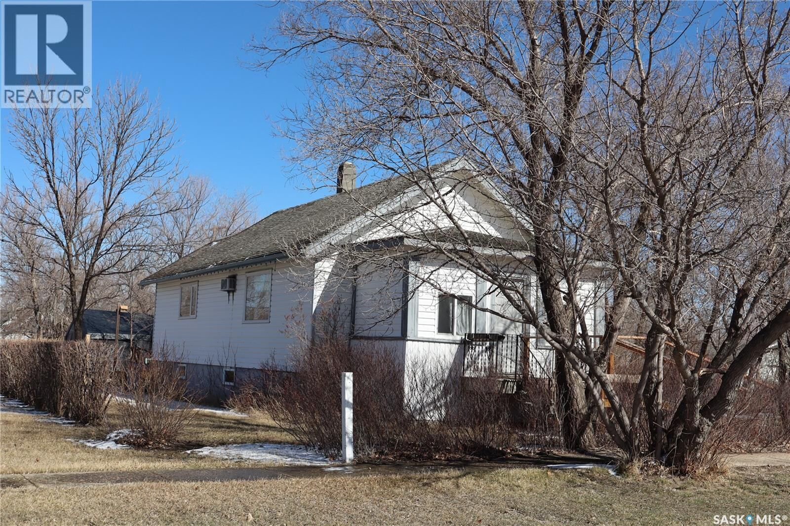 Property Photo: 11 4th Street SK S0H 4K0