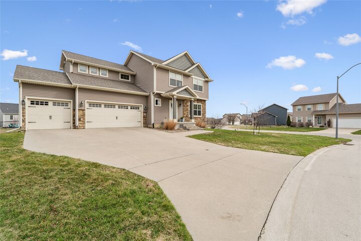 Property Photo:  613 SE 17th Street  IA 50111 