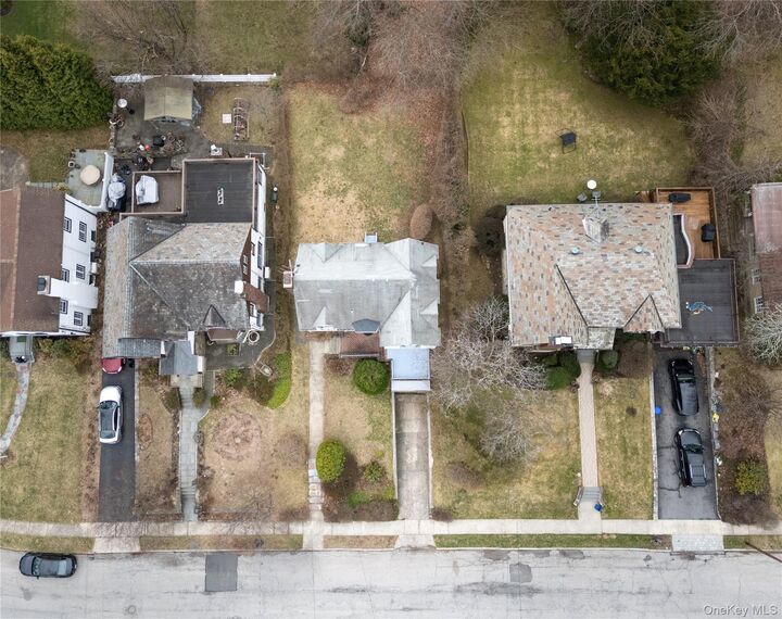 Property Photo:  60 Parkway E  NY 10552 