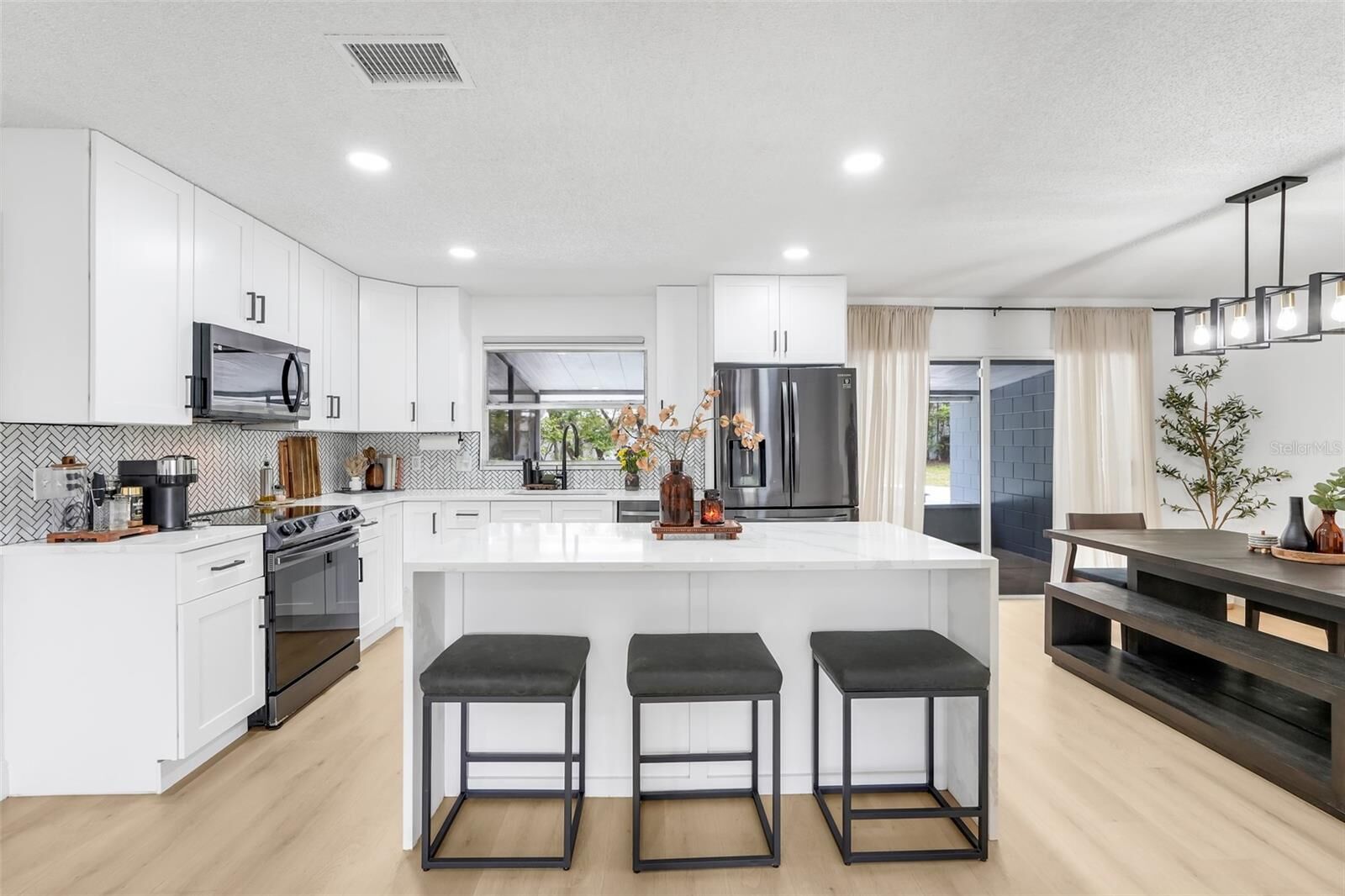 Property Photo:  589 Del Rio Street  FL 32839 