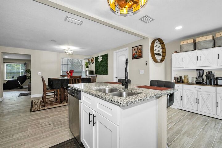 Property Photo:  801 Walnut Drive  FL 33584 