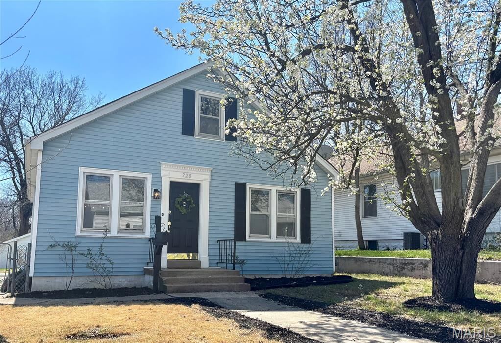 Property Photo:  720 E McKinley Street  IL 62220 