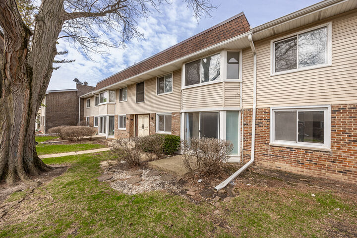 Property Photo:  3008 Roberts Drive 1  IL 60517 