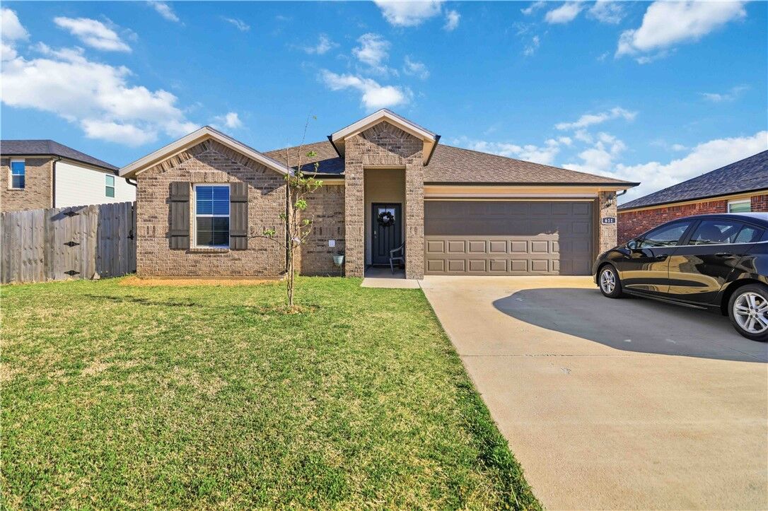 Property Photo: 611 W Cattleman Court AR 72761