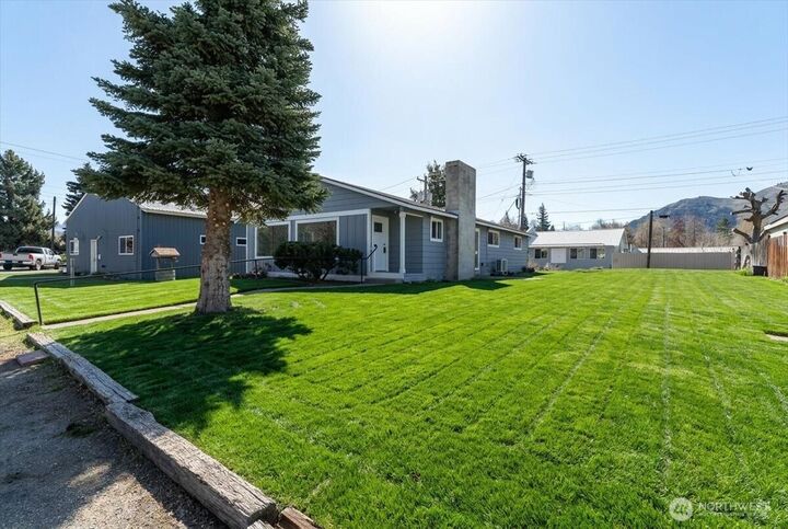 Property Photo:  916 E Johnson Avenue  WA 98816 