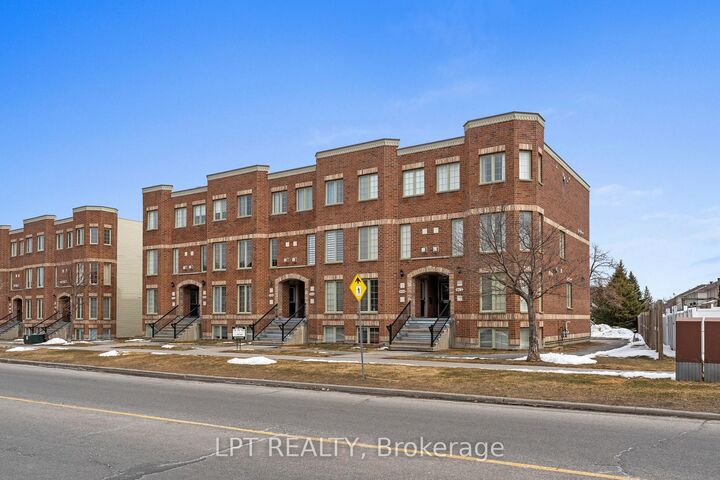 Property Photo:  902 Longfields Drive .  ON K2J 5K6 