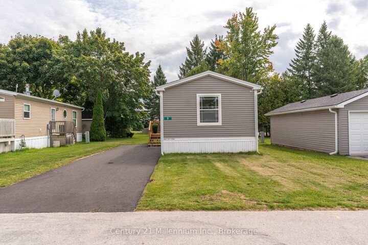 Property Photo:  8 Sussex Square  ON N4K 5N5 