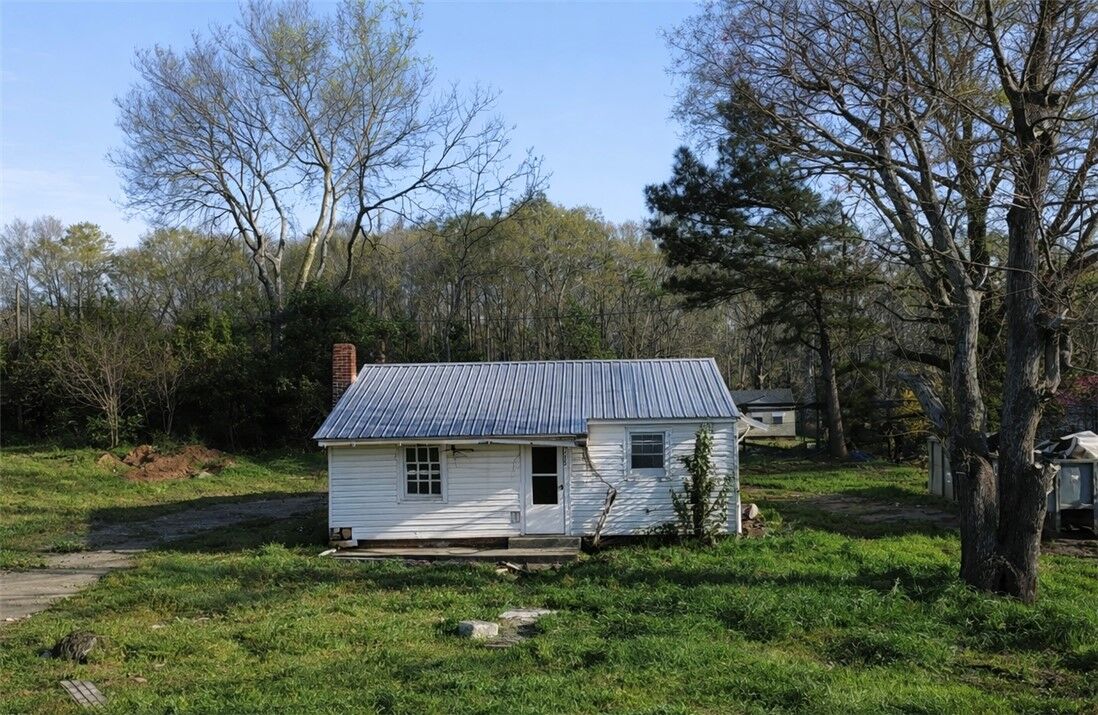 Property Photo:  1305 E Park Drive  SC 29621 