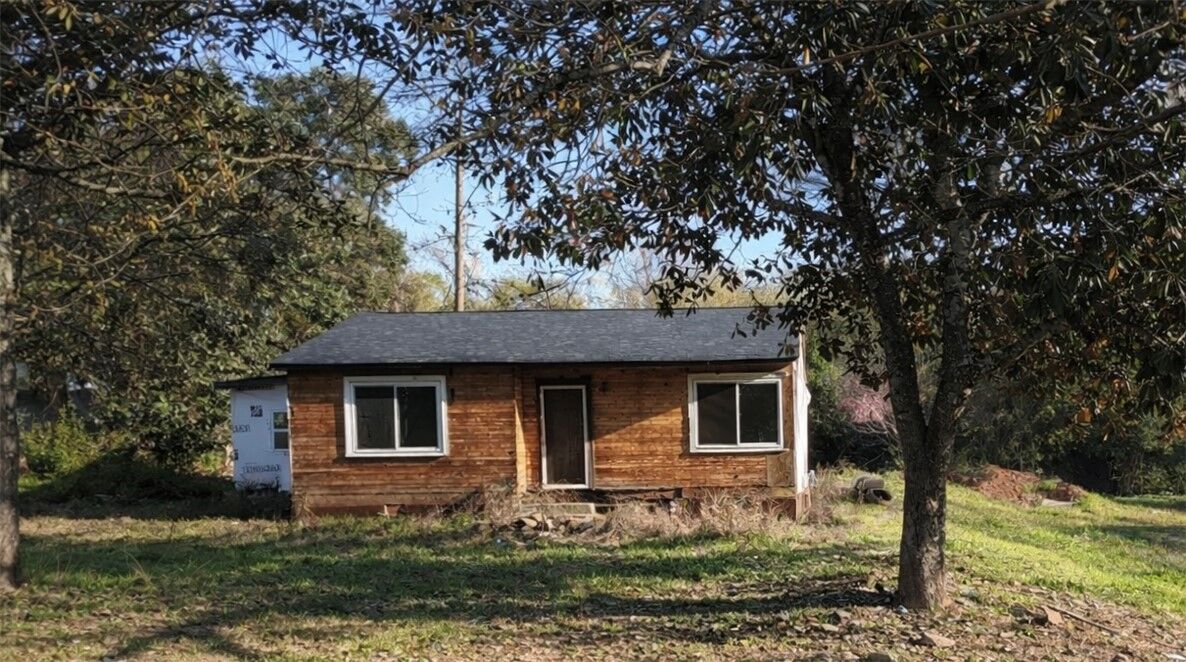 Property Photo:  1303 E Park Drive  SC 29621 