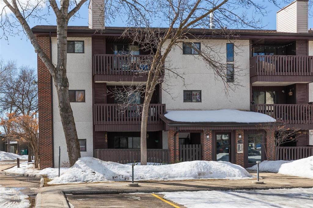 Property Photo:  28 Novavista Drive  MB R2N 1V4 