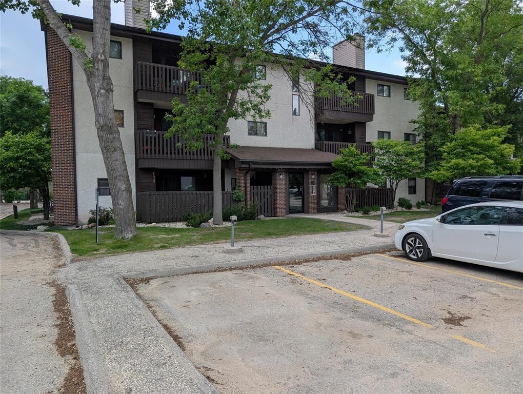 Property Photo:  28 Novavista Drive  MB R2N 1V4 