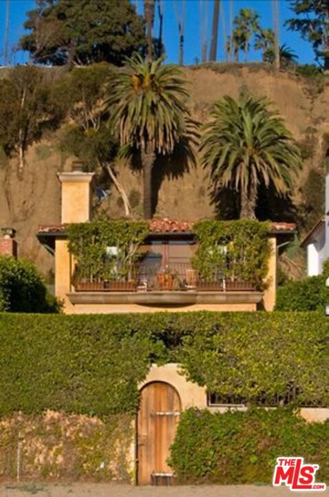 Property Photo:  703 Palisades Beach Rd  CA 90402 