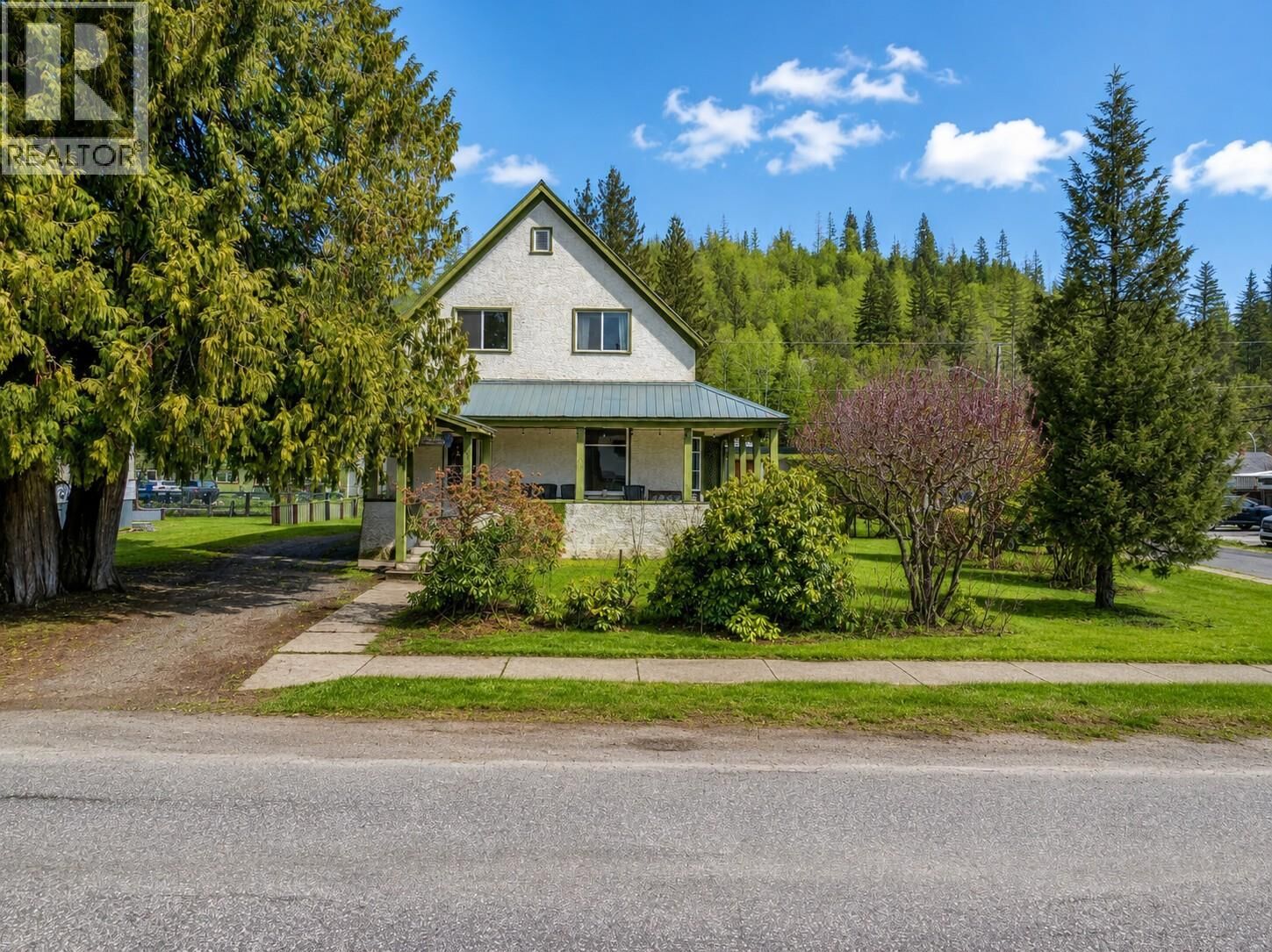 Photo de la propriété:  1202 First Street  BC V0E 2S0 