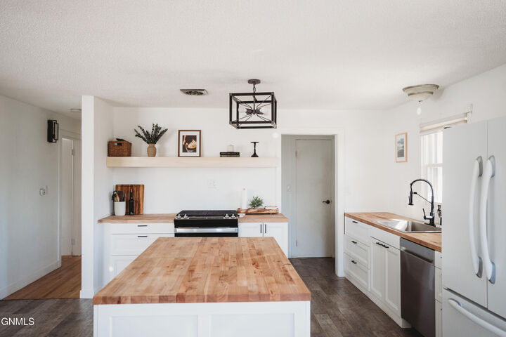 Property Photo:  1606 5th Avenue NE  ND 58401 