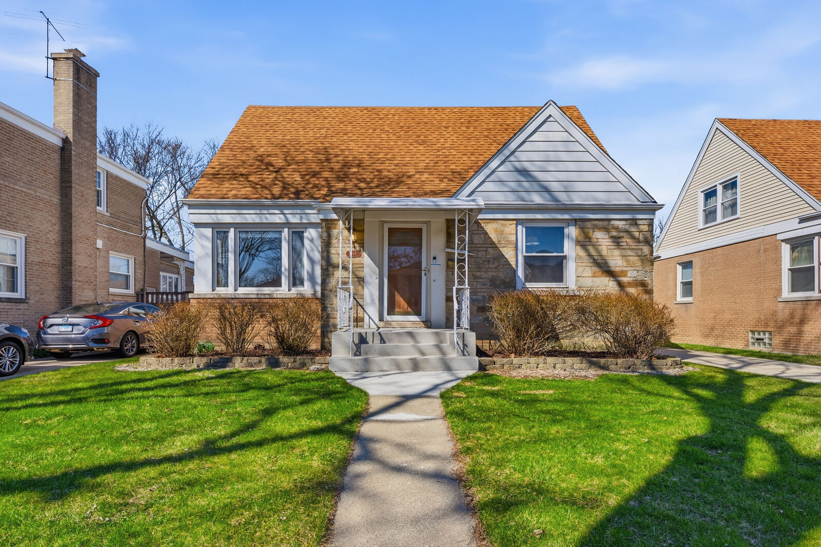Property Photo: 1946 Portsmouth Avenue IL 60154