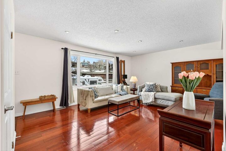 Property Photo:  1323 University Drive NW  AB T2N 3Y8 