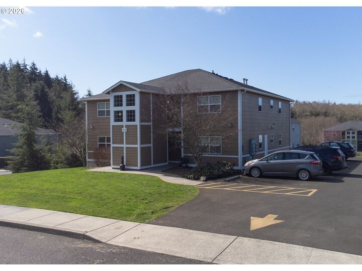 Property Photo:  2047 SE Huckleberry Ave  OR 97146 