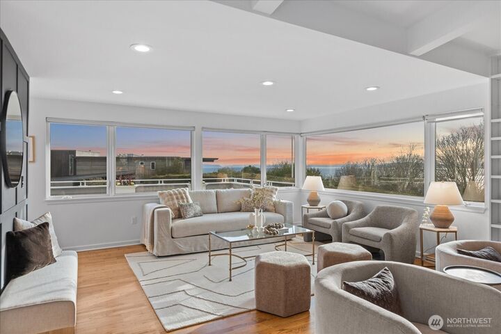 Property Photo:  1400  Magnolia Boulevard W  WA 98199 