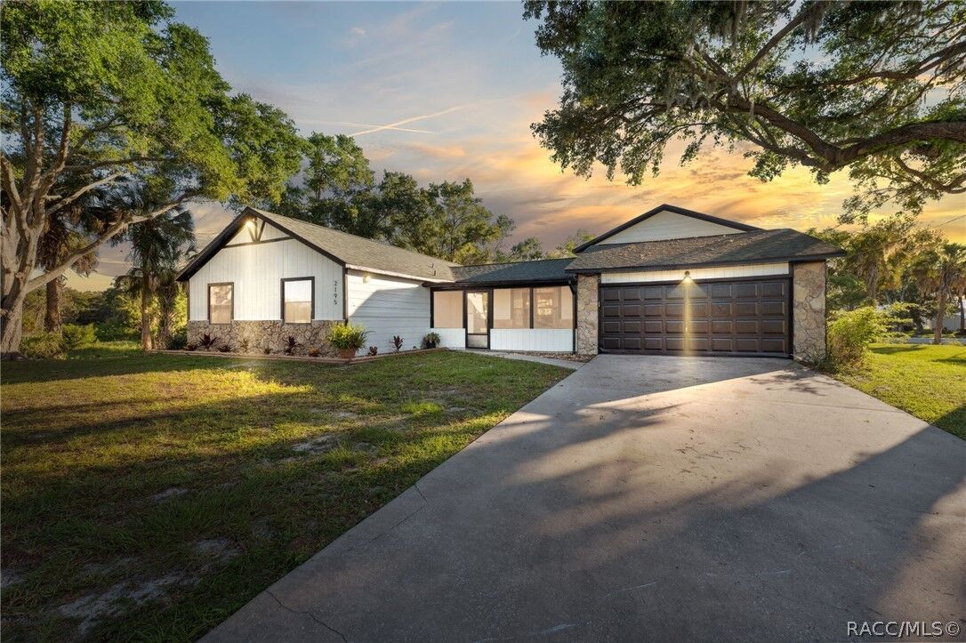 Property Photo:  2195 N Slewfoot Path  FL 34429 