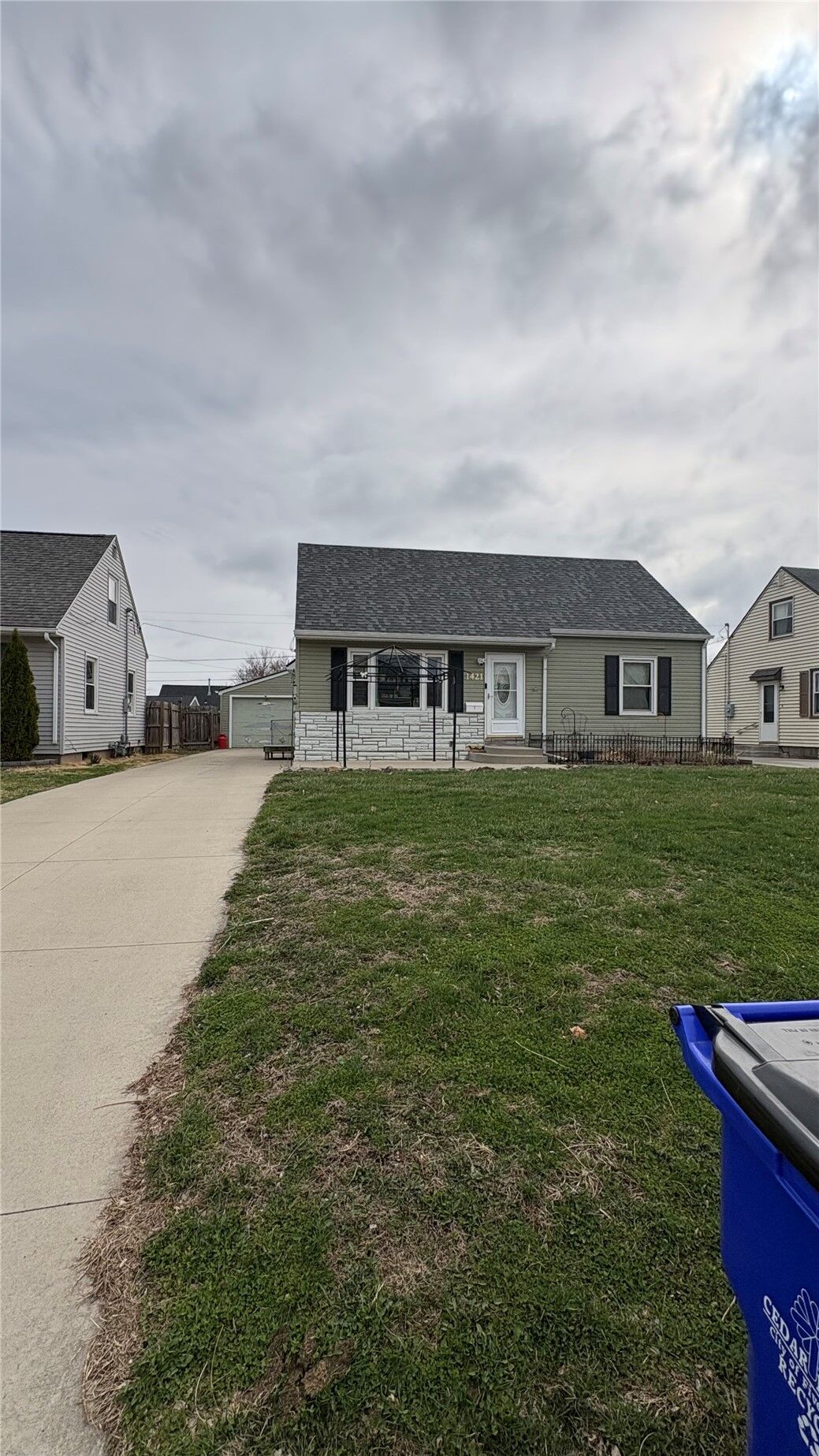 Property Photo:  1421 9th St  IA 52405 