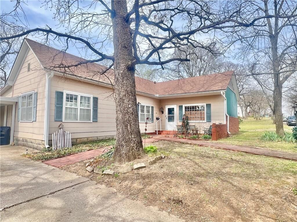 Property Photo:  1015 N 2nd Street  KS 67301 